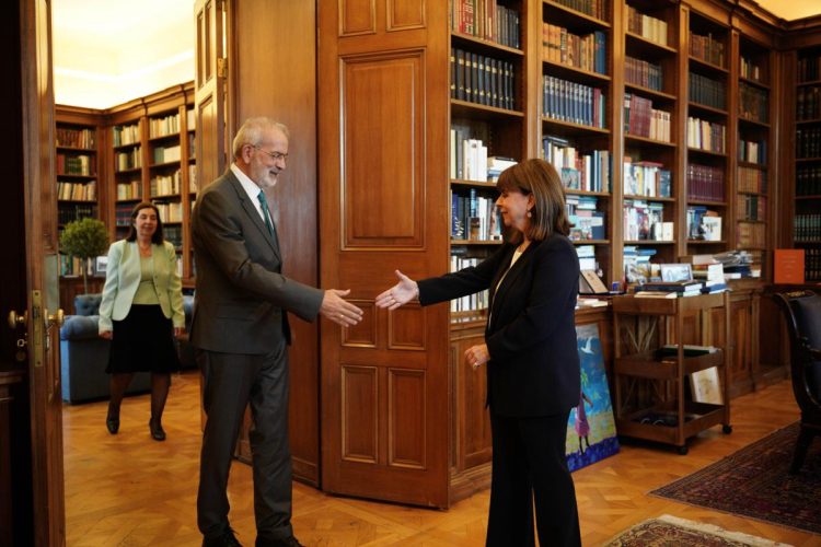 Ορκίστηκε υπηρεσιακός Πρωθυπουργός ο Ιωάννης Σαρμάς
