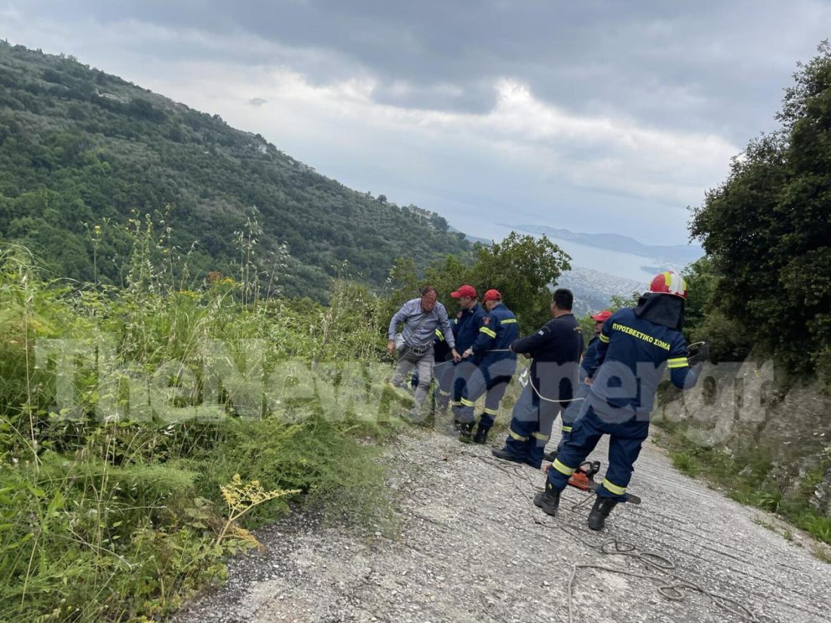 Σοβαρό τροχαίο με ΙΧ να πέφτει σε χαράδρα δέκα μέτρων - Δύο τραυματίες στο νοσοκομείο