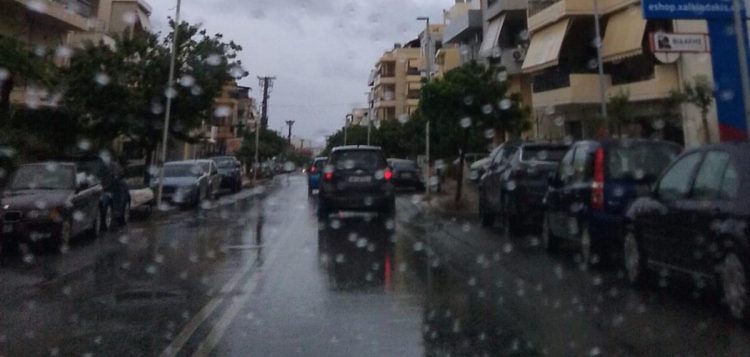Ηράκλειο: Ισχυρές βροχές πλήττουν τους δρόμους - Η Περιφέρεια βρίσκεται σε αυξημένη επιφυλακή