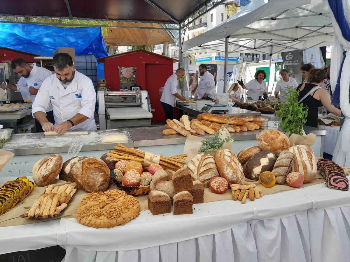 Ξεκίνησε το πρωί η 4η Γιορτή Ψωμιού στο Ηράκλειο με φρεσκοψημένα αρτοποιήματα και πλούσια κεράσματα!