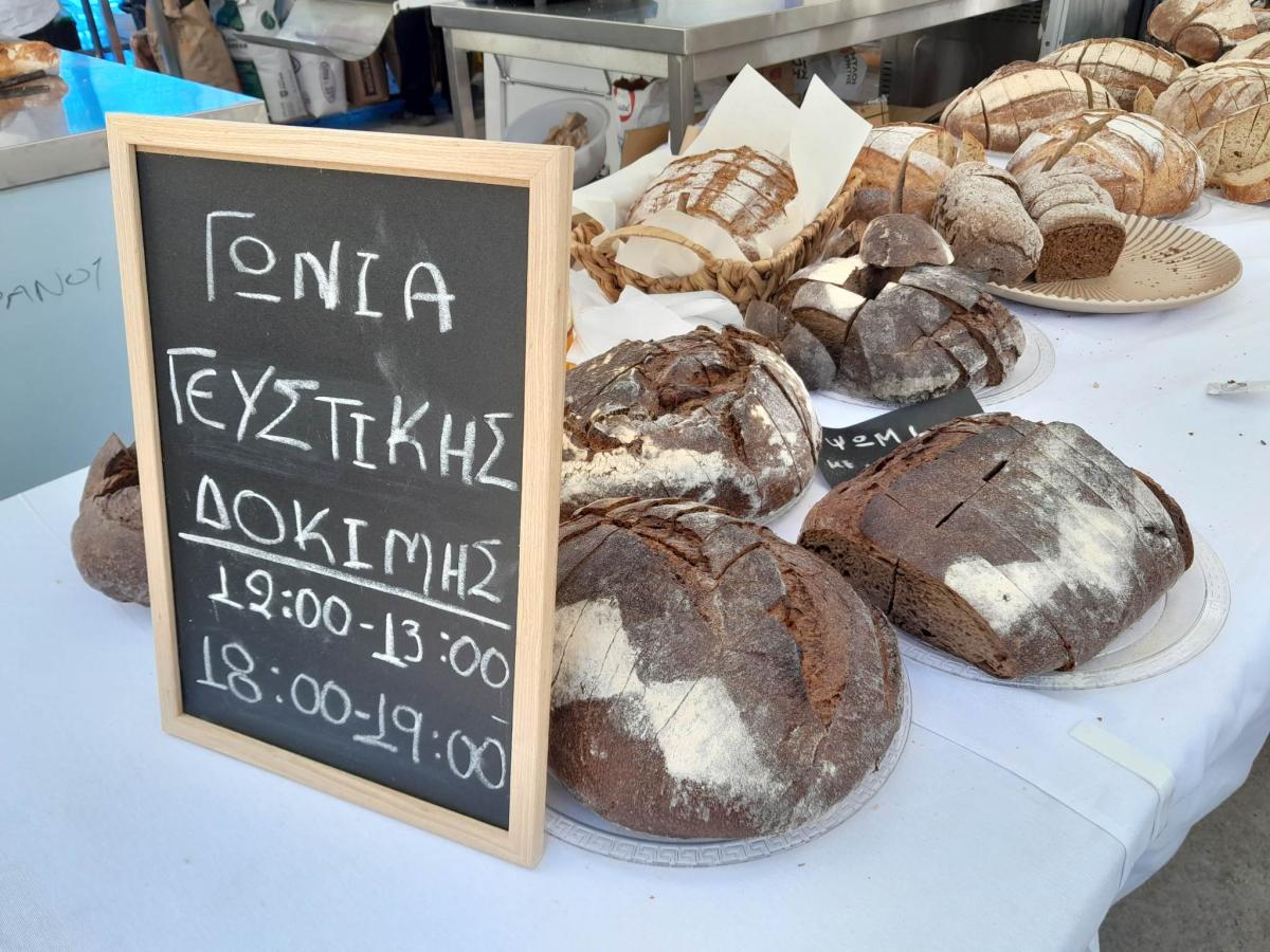Ξεκίνησε το πρωί η 4η Γιορτή Ψωμιού στο Ηράκλειο με φρεσκοψημένα αρτοποιήματα και πλούσια κεράσματα!