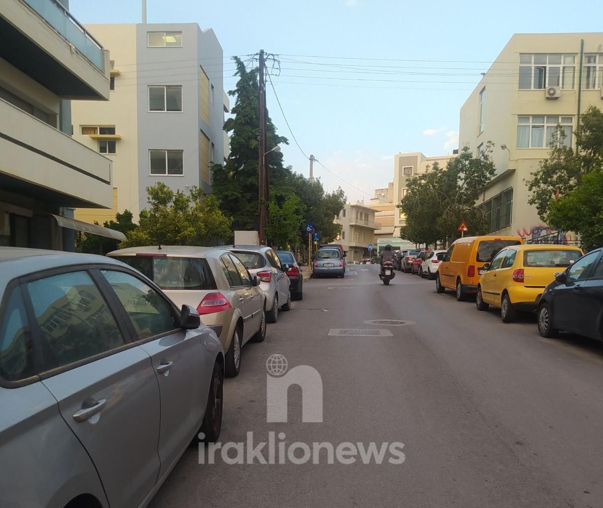 Ηράκλειο: Μεγάλη λακκούβα σε κεντρικό δρόμο προκαλεί ανησυχία σε οχήματα και πεζούς (pic)