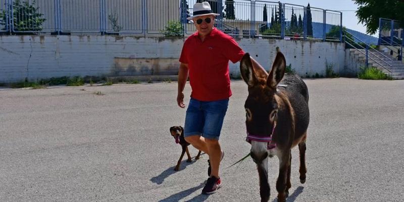 Εκλογές 2023: Αγρότης πήγε με γαϊδουράκι στις κάλπες