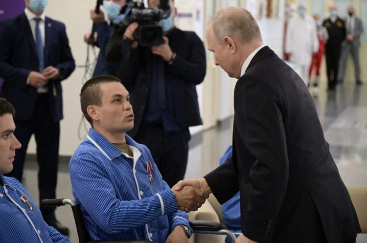 Ρωσία: Ο πρόεδρος Πούτιν σε στρατιωτικό νοσοκομείο – Παρασημοφόρησε τραυματίες από το μέτωπο της Ουκρανίας