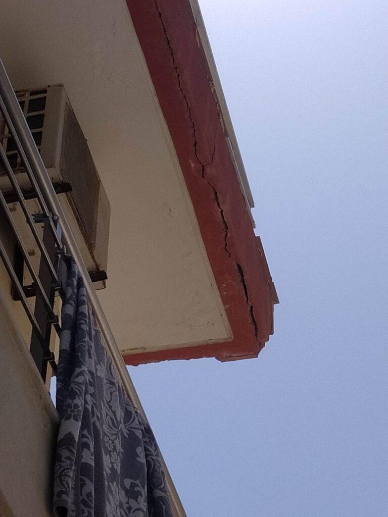 Έπεσαν σοβάδες από μπαλκόνι σε γειτονιά του Ηρακλείου - Από τύχη δεν τραυματίστηκαν παιδιά (pics)