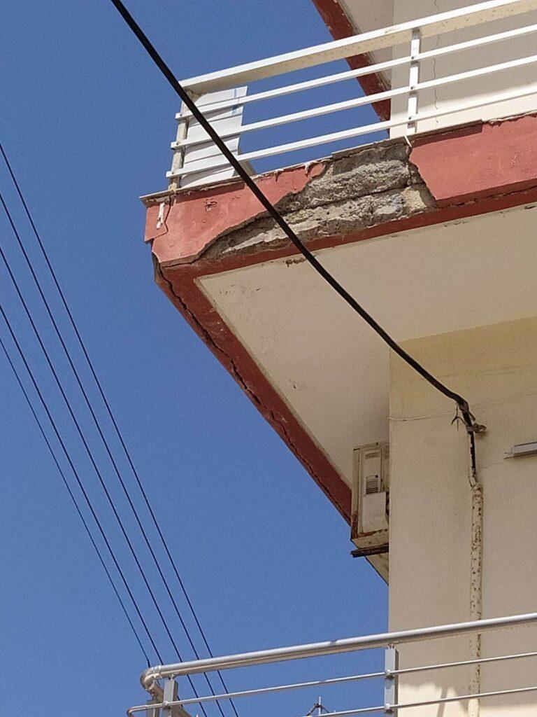 Έπεσαν σοβάδες από μπαλκόνι σε γειτονιά του Ηρακλείου - Από τύχη δεν τραυματίστηκαν παιδιά (pics)