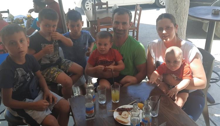 Μία απίθανη οικογένεια νέων στην Μεσαρά: «Κάναμε 5 παιδιά σε 6 χρόνια και συνεχίζουμε για τη κόρη» (vid)