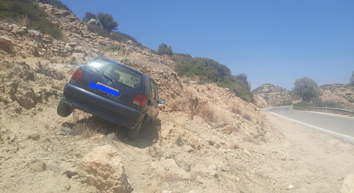 Αυτοκίνητο «προσγειώθηκε» στα βράχια των Ματάλων! (pics)