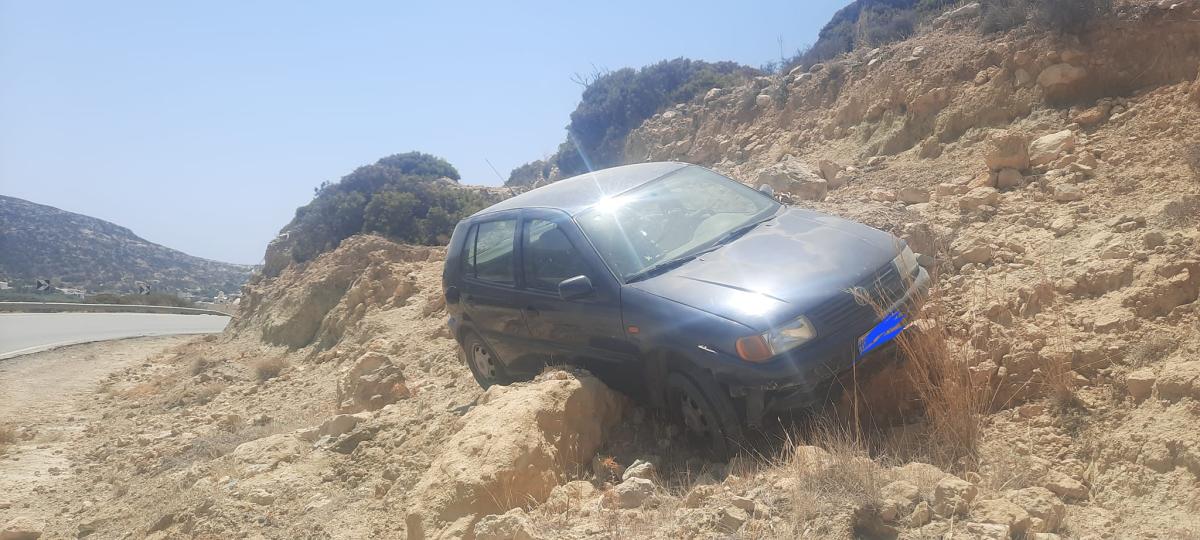 Αυτοκίνητο «προσγειώθηκε» στα βράχια των Ματάλων! (pics)