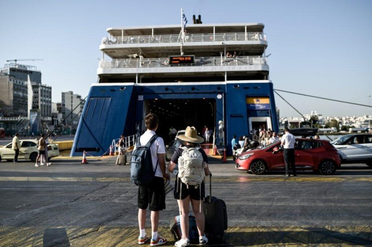 Μαζική έξοδος από τα αστικά κέντρα – Φεύγουν οι αδειούχοι του Αυγούστου