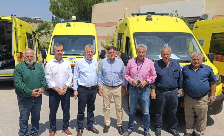 Άλλα 4 σύγχρονα ασθενοφόρα από τα 14 συνολικά παρέδωσε σήμερα ο Περιφερειάρχης Κρήτης στον Διοικητή της 7ης ΥΠΕ