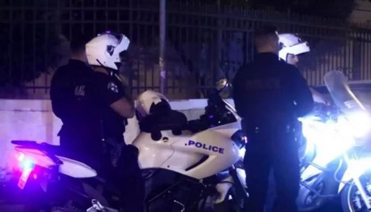 Χειροπέδες σε τρεις αστυνομικούς - Φύλαγαν για 12 ευρώ την ώρα βίλες
