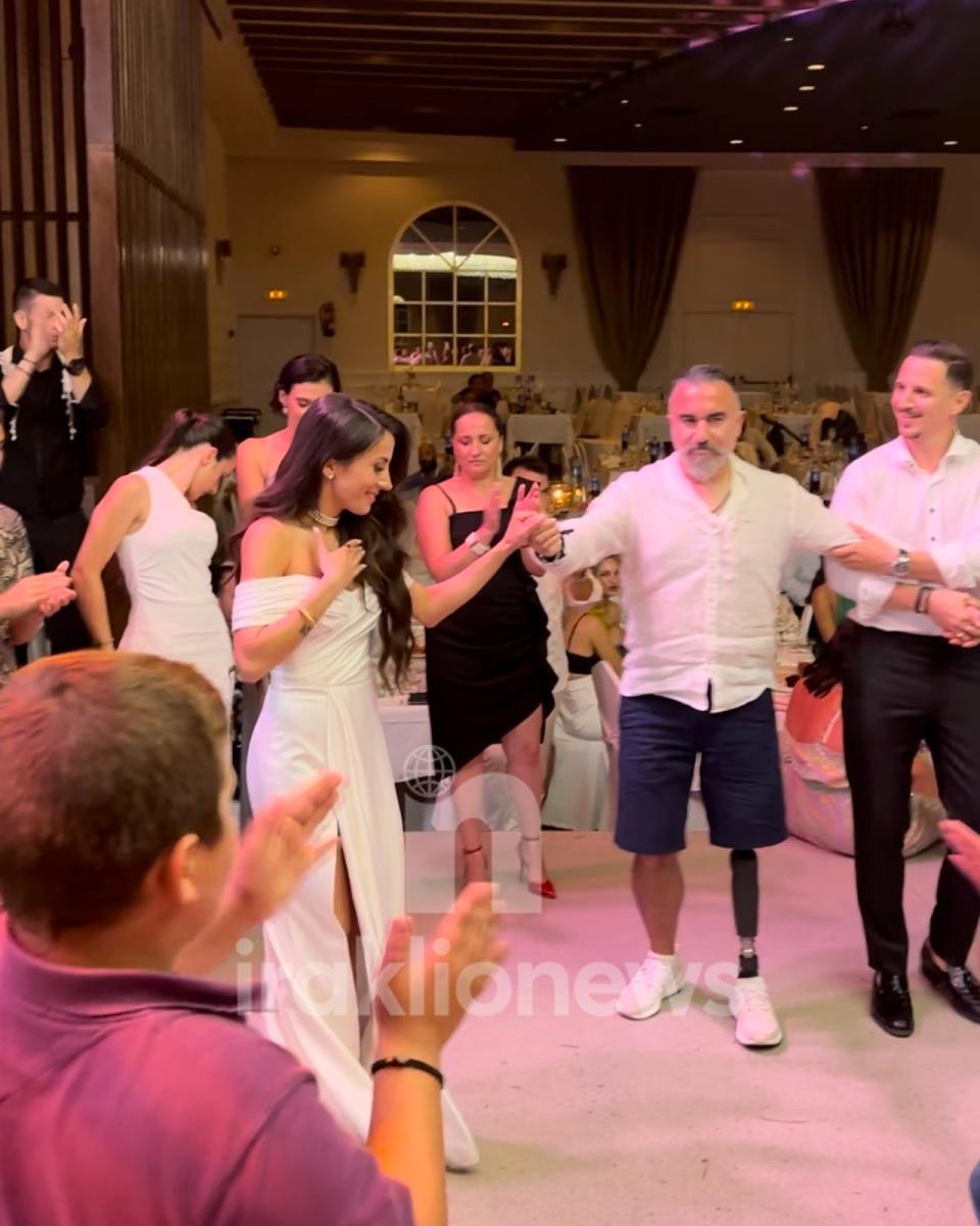 Δύναμη ψυχής απ' τον Αστυνομικό Γ. Σπετσωτάκη που έχασε το πόδι του σε τροχαίο - "Έσυρε" τον χορό στον γάμο της ανιψιάς του (pics)