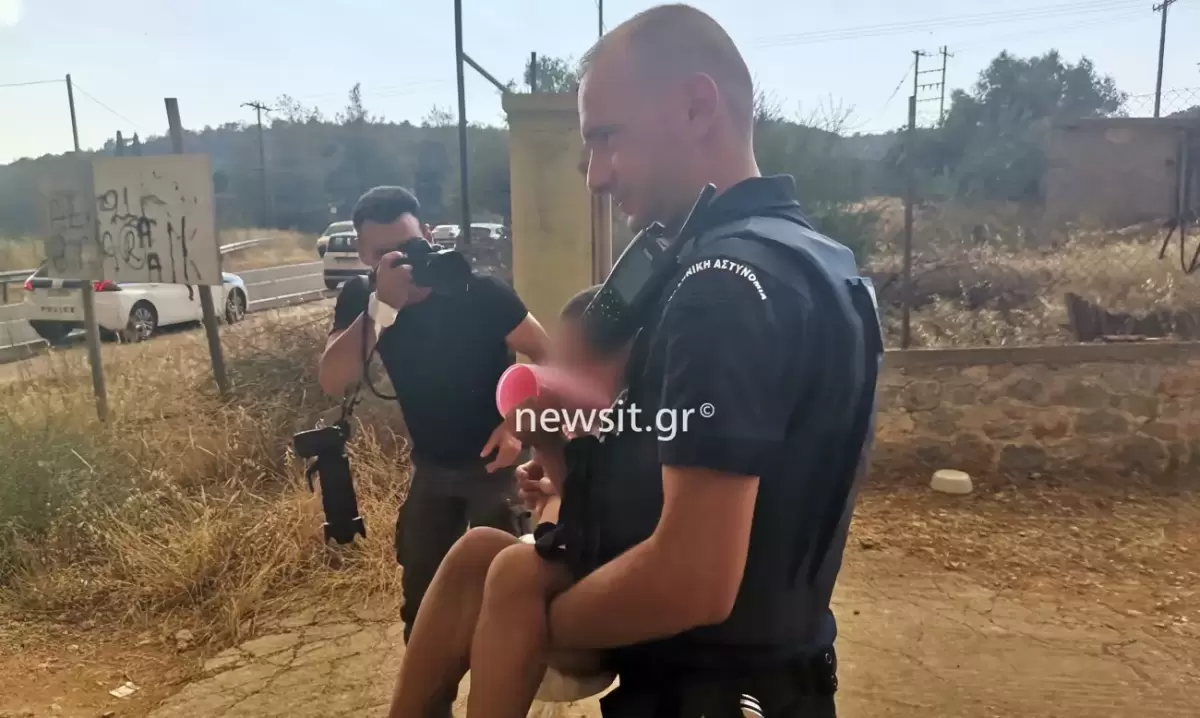 Αστυνομικός με μωρό στην αγκαλιά το απομακρύνει από τις φλόγες στη Μάνδρα - Συγκινητικές φωτογραφίες