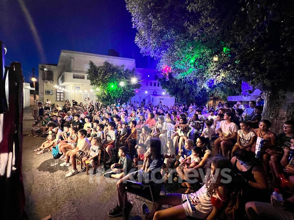 "Χαμόγελα" και καλή διάθεση στην 4η Κοινότητα του Ηρακλείου - Ενθουσίασε το κοινό "ο Καραγκιόζης" (pics + vid)