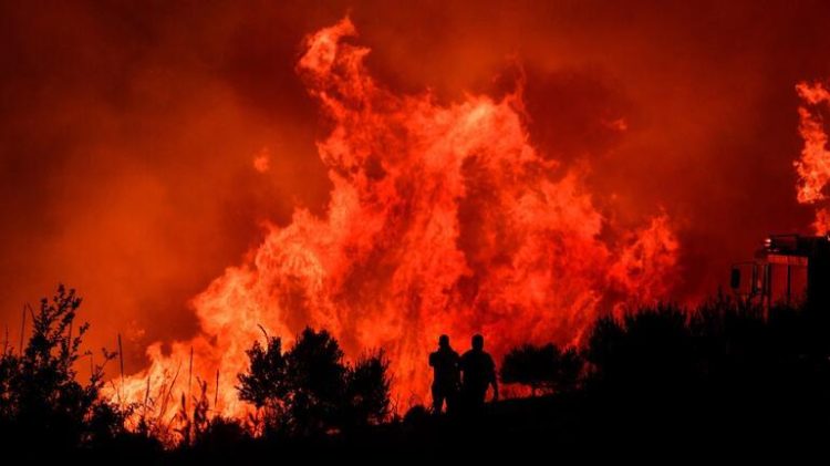 Ανεξέλεγκτη η φωτιά στη Ρόδο: Εκκενώνονται χωριά και ξενοδοχεία