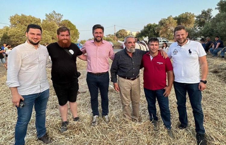 Με επιτυχία η αναβίωση του παραδοσιακού αλωνίσματος στη Μονή Μαλεβιζίου
