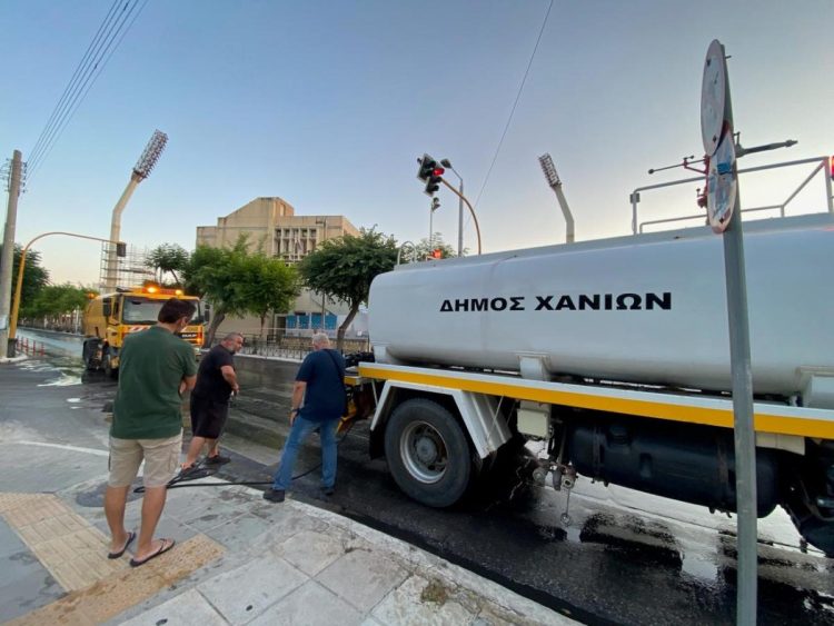 Δήμος Χανίων: Συνεχίζεται το πλύσιμο των οδών – Ξεκινούν να καθαρίζονται και πλατείες