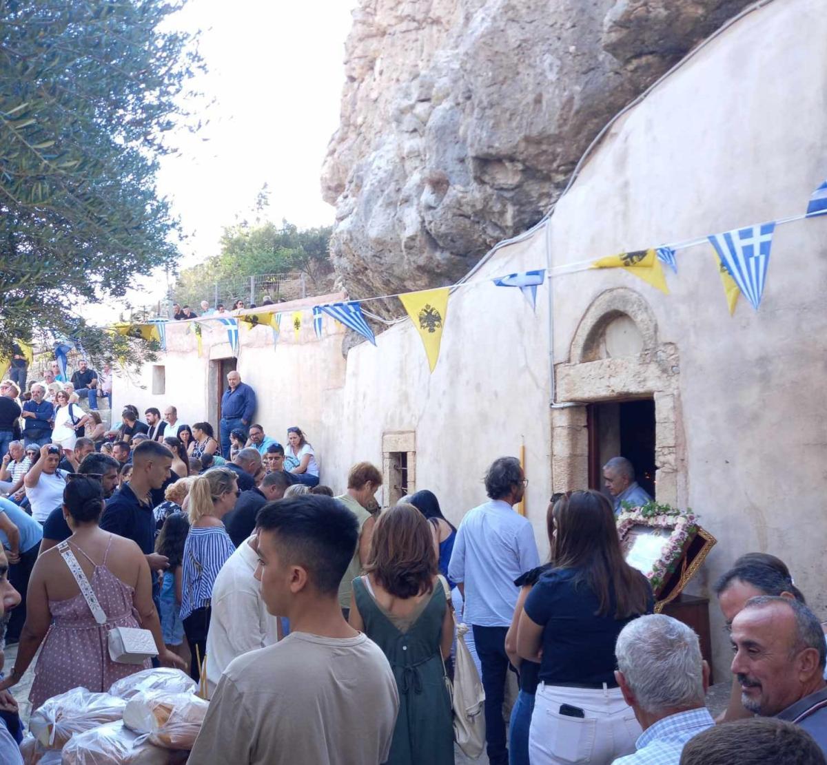 Με λαμπρότητα ο εορτασμός του Δεκαπενταύγουστου στον σπηλαιώδη Ναό της Παναγίας στη Βήθανο (pics) 7 Με λαμπρότητα ο εορτασμός του Δεκαπενταύγουστου στον σπηλαιώδη Ναό της Παναγίας στη Βήθανο (pics)