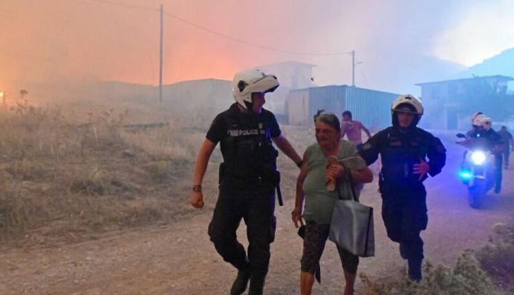 Στη μάχη με τα πύρινα μέτωπα η Ελληνική Αστυνομία - «Κάνουμε το καθήκον μας»