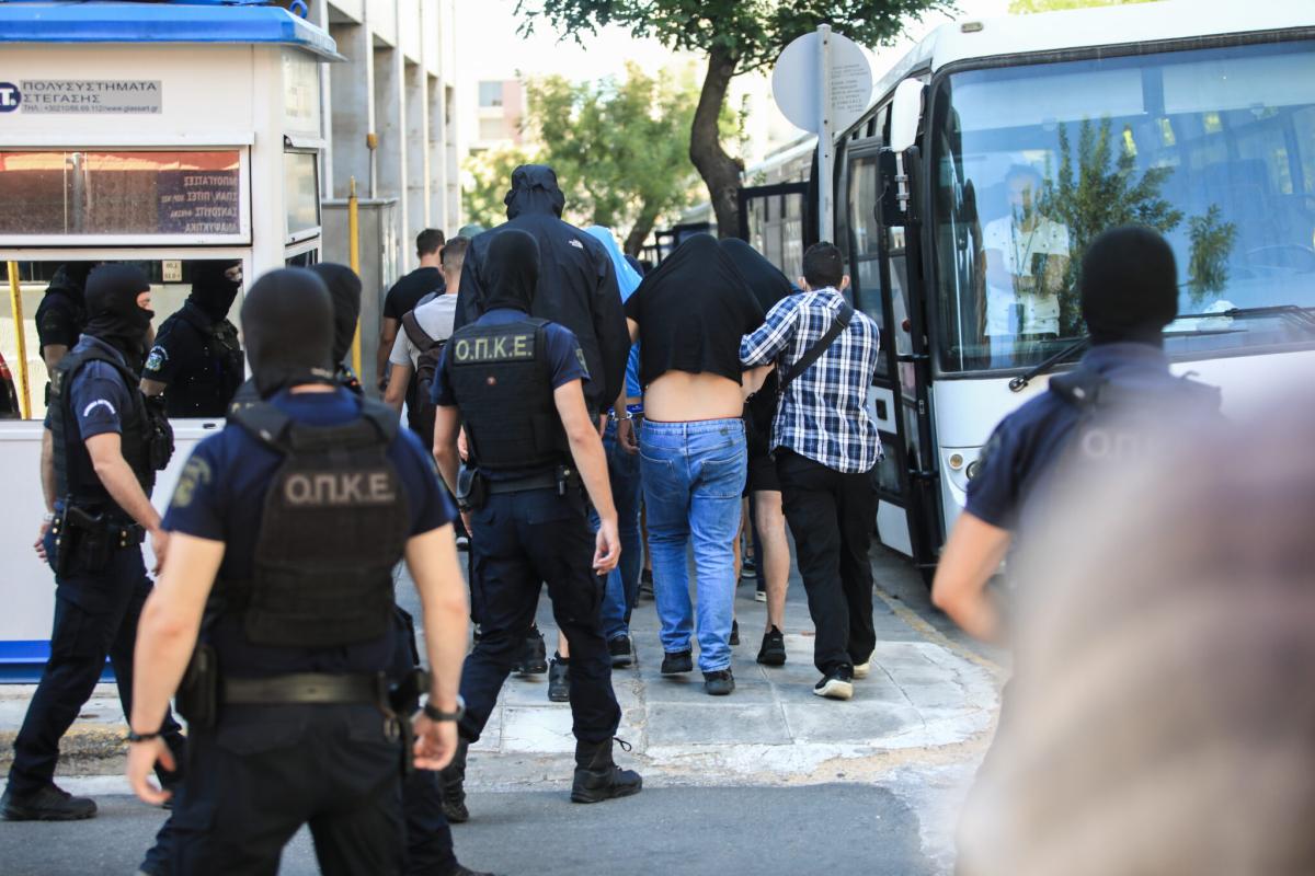 ΑΕΚ: Στον εισαγγελέα τρία άτομα που συνελήφθησαν έξω από την OPAP Arena