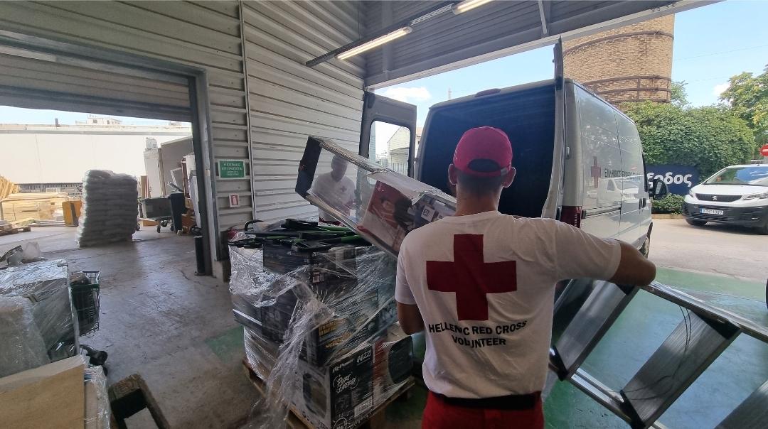 Η Leroy Merlin προσέφερε μεγάλη ποσότητα εξοπλισμού αντιμετώπισης πυρκαγιών στους εθελοντές του Ερυθρού Σταυρού (φωτο)