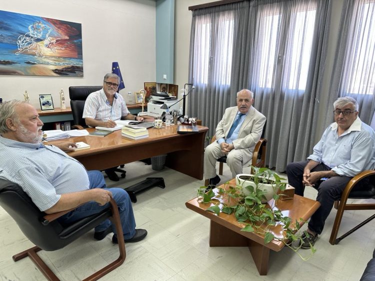 Σε μια εντυπωσιακή δωρεά 10.000 βιβλίων στο Δήμο Αγίου Νικολάου προχώρησε ο ομότιμος καθηγητής του Πανεπιστημίου Αθηνών κ. Μιχάλης Κασσωτάκης