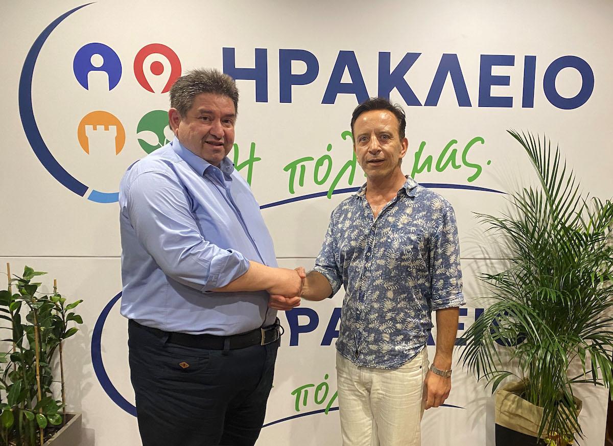 Ο κομμωτής Κωνσταντίνος Λέφας στο πλευρό του Μιχάλη Καραμαλάκη