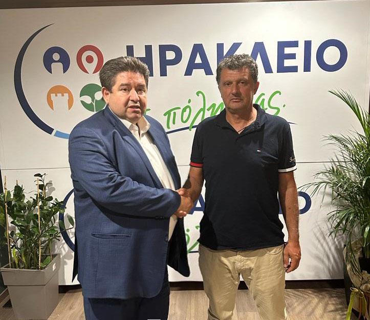 Ο Πρόεδρος της Κοινότητας Άνω Ασιτών στο πλευρό του Μιχάλη Καραμαλάκη