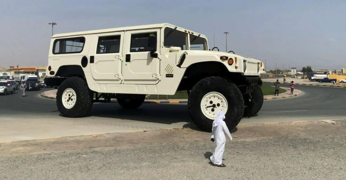 Το μεγαλύτερο Hummer στον κόσμο βγήκε στους δρόμους (vid)
