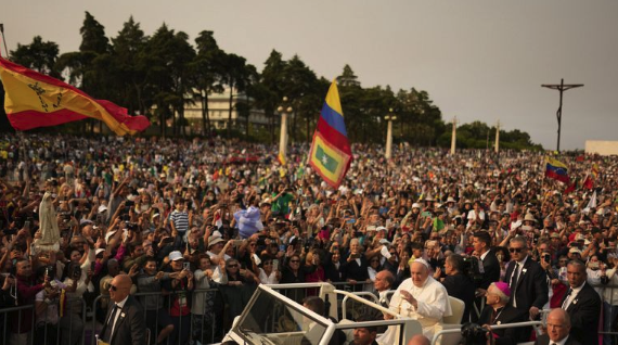 Στην Φάτιμα της Πορτογαλίας ο Πάπας Φραγκίσκος ενώπιον 200.000 πιστών (vid)
