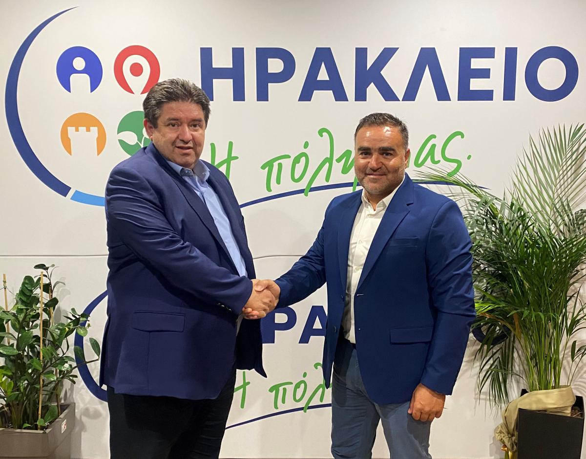 Ο Γιώργος Σφακιανάκης στο πλευρό του Μιχάλη Καραμαλάκη