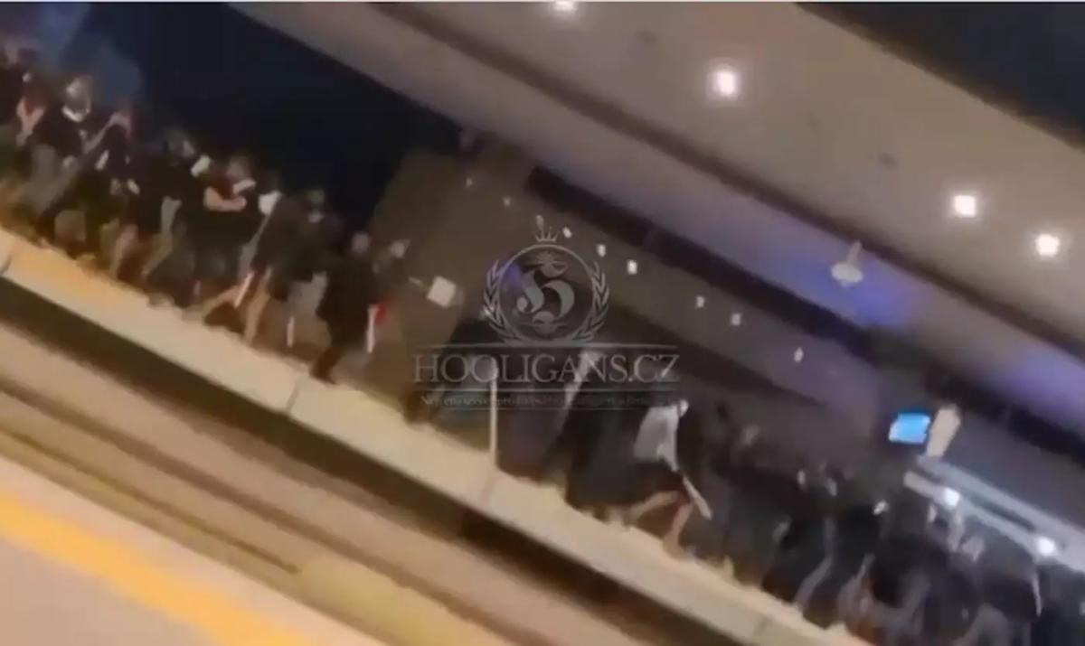 ΑΕΚ – Ντινάμο Ζάγκρεμπ: Η φάλαγγα με τους Κροάτες χούλιγκαν στην εθνική – Ανενόχλητοι μέσα στο Μετρό (vid)