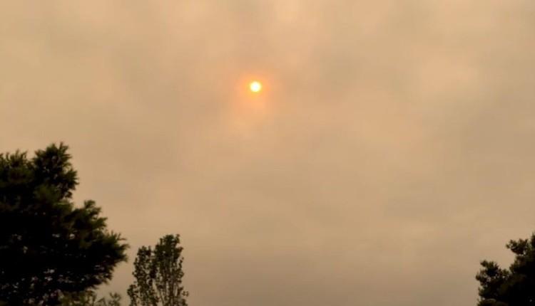 Απόκοσμες εικόνες από τη φωτιά στη Χαλκιδική: Εξαφανίστηκε ο ήλιος (vid)