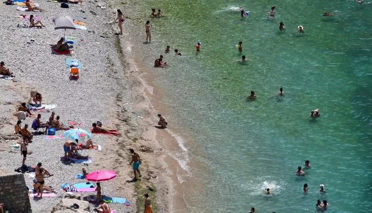 Ο ασυνήθιστα ζεστός Οκτώβριος έστειλε τον κόσμο στις παραλίες - Αλλάζει το σκηνικό από αύριο και στην Κρήτη