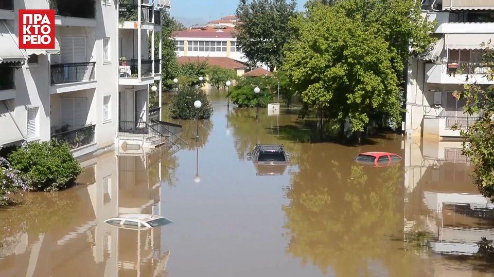 Μεταφορά κατοίκων με βάρκες στις εργατικές κατοικίες Λάρισας