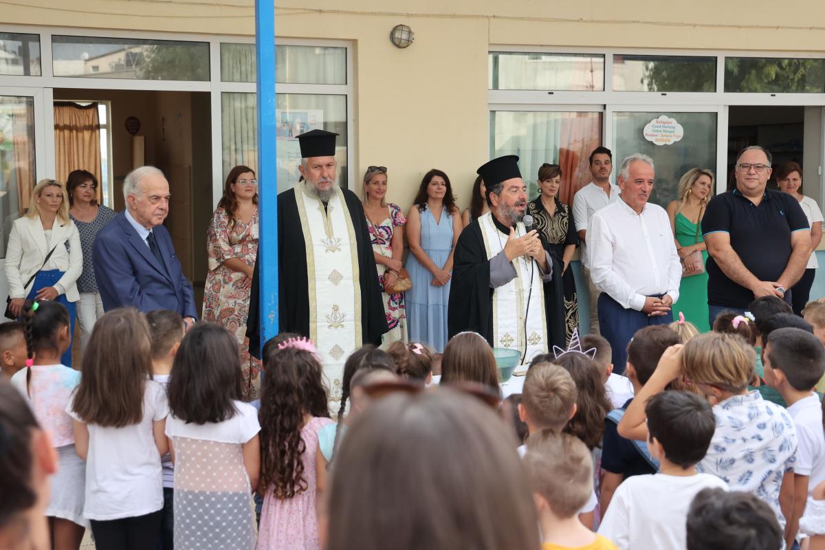 Τέλεση αγιασμών σε σχολεία του Ηρακλείου παρουσία του Δημάρχου Βασίλη Λαμπρινού