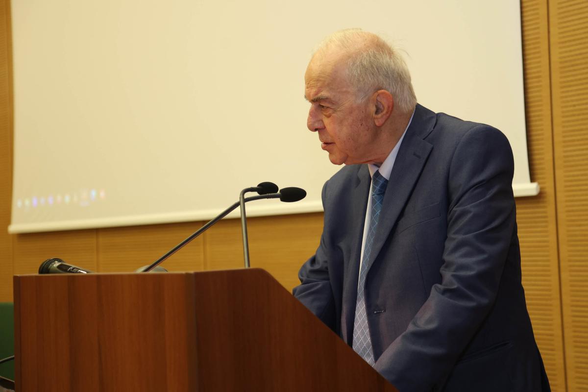 Κατάμεστη η Βικελαία για τη βράβευση του Στέφανου Τραχανά με το «Βραβείο Ηθικής Τάξεως»