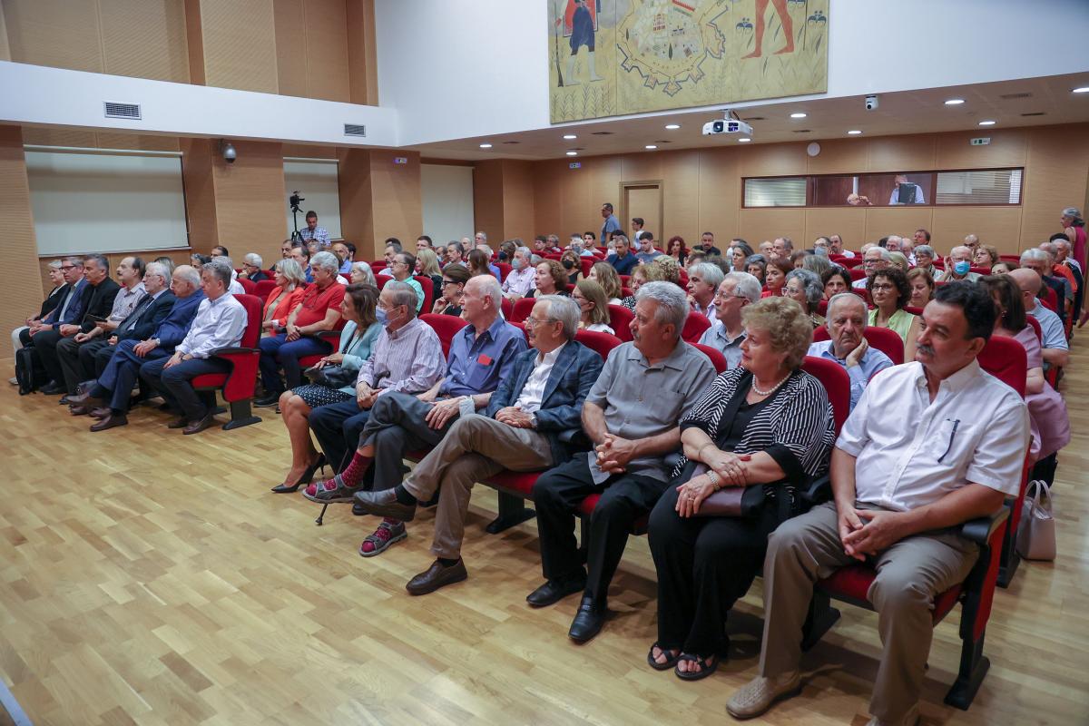 Κατάμεστη η Βικελαία για τη βράβευση του Στέφανου Τραχανά με το «Βραβείο Ηθικής Τάξεως»