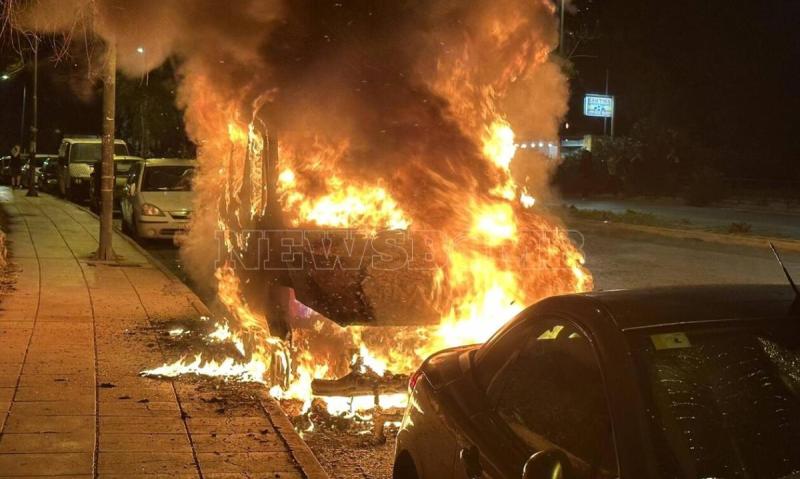AΘHNA: Σοβαρά επεισόδια στην Πανεπιστημιούπολη - Στις φλόγες σχολικό