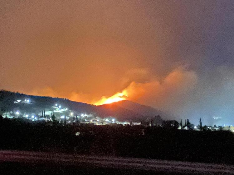 ΜΕΣΑΡΑ:Πυρκαγιά με δυνατούς ανέμους στον Αμπελούζο,δείτε φωτογραφίες