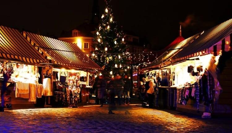 Τραγωδία στο Βέλγιο: Γυναίκα τραυματίστηκε θανάσιμα από χριστουγεννιάτικο δέντρο που παρασύρθηκε από ισχυρούς ανέμους