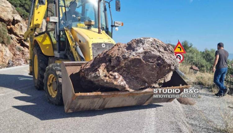 Τρόμος για οδηγό- Τεράστιος βράχος έπεσε πάνω σε διερχόμενο όχημα