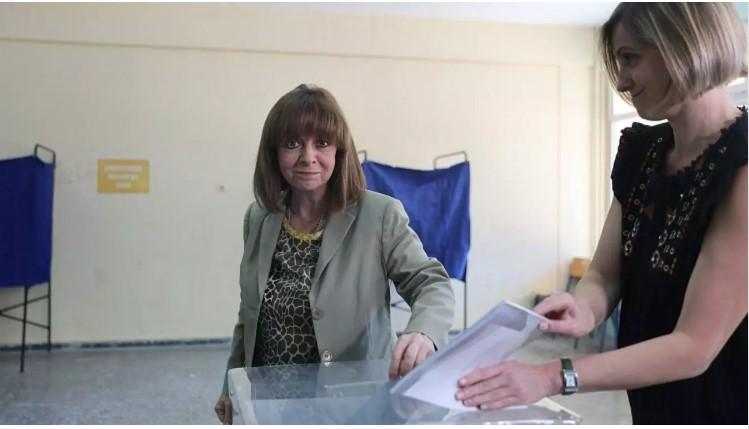 Άσκησε το εκλογικό της δικαίωμα η ΠτΔ Κατερίνα Σακελλαροπουλου