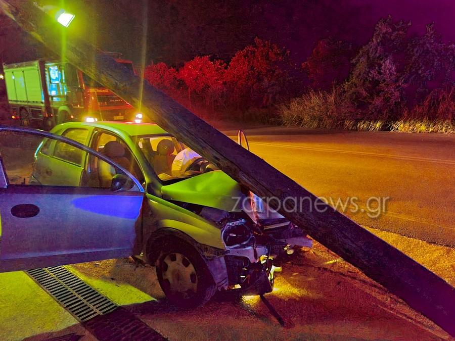 Κρήτη: Σοβαρό τροχαίο με τραυματισμό - Αυτοκίνητο καρφώθηκε σε στύλο της ΔΕΗ (pic)