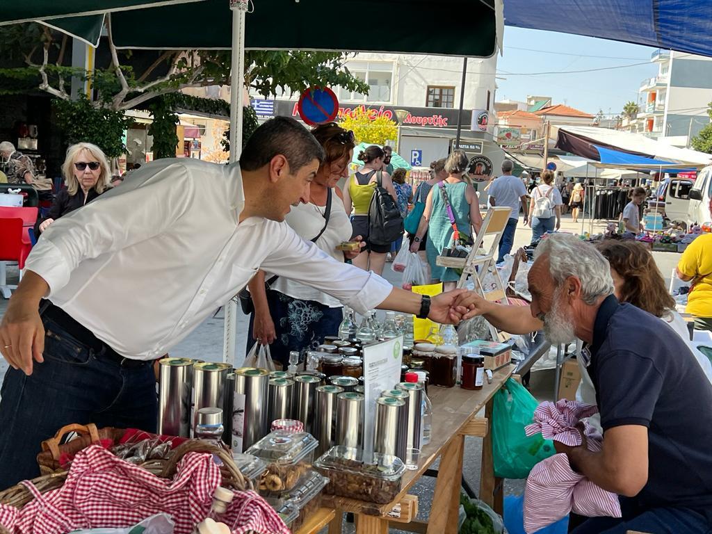 Ο Λευτέρης Αυγενάκης στις Μοίρες: Το νέο του γραφείο στην κεντρική πλατεία Μοιρών