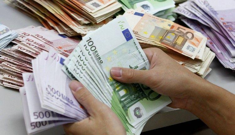 Νέα διάταξη που ρίχνει πρόστιμο για πληρωμές άνω των 500 ευρώ με μετρητά