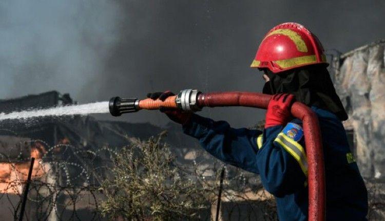 Κρήτη: «Μάχη» με τις φλόγες δίνουν πυροσβέστες - Πυρκαγιά σε δύσβατο σημείο