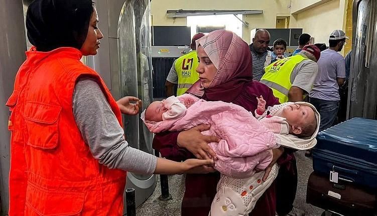 Λωρίδα της Γάζας: Πεζοί απομακρύνονται από το νοσοκομείο Αλ Σίφα οι ασθενείς (vid)