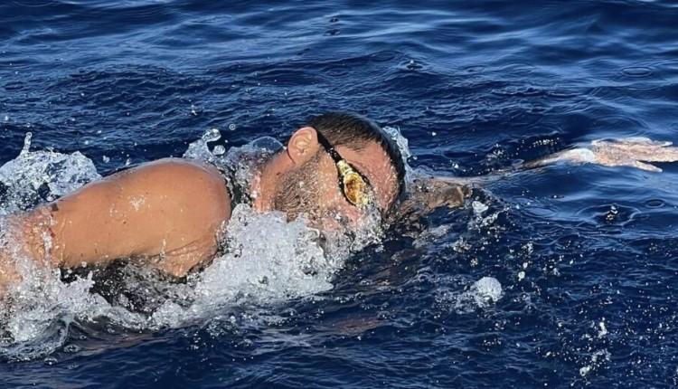 Χ. Ταϊγανίδης: «Τολμήστε το ακατόρθωτο» λέει κολυμπώντας τα τελευταία από τα 250 χιλιόμετρα σε ανοικτή θάλασσα, από τα Χανιά μέχρι τη Σητεία